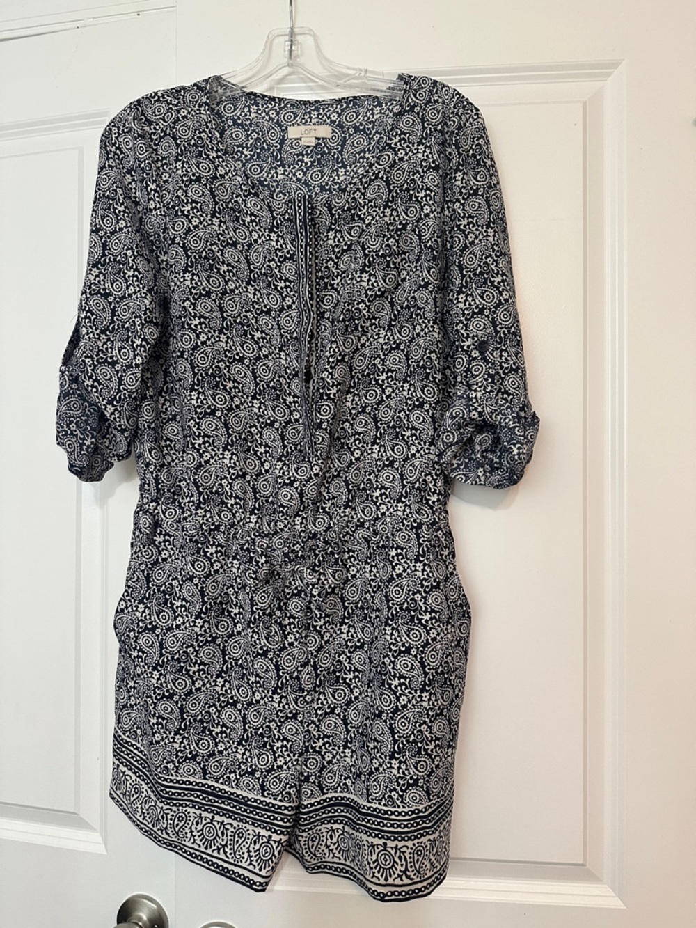 Excellent Condition sz 0 Loft Paisley Navy/White Romper Tie Waist w/ Pockets